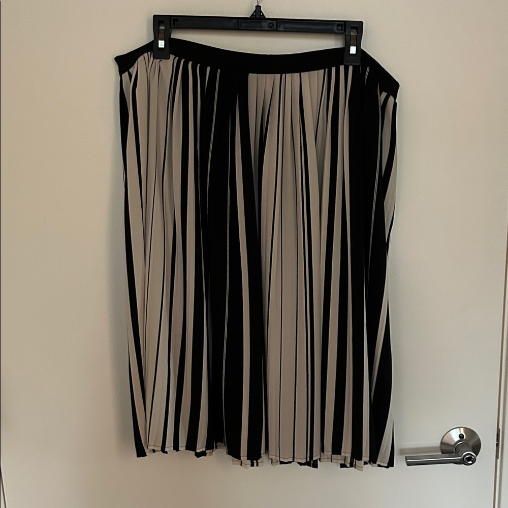 Women's Black and White Pleated Midi Skirt